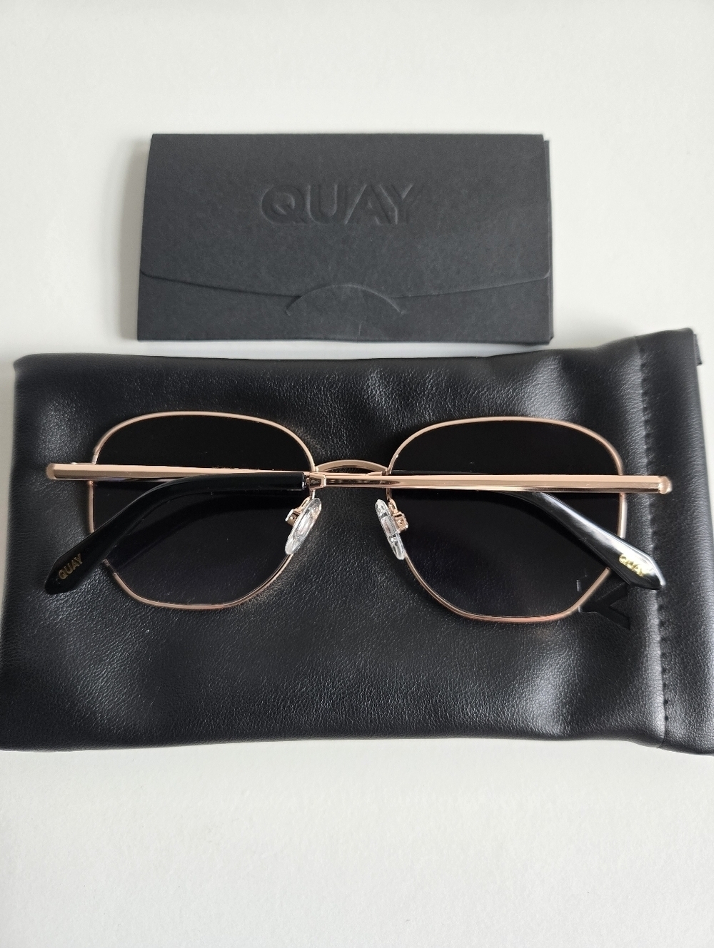 New Quay Australia Unisex Big Time Texture Gold Frame/Smoke Lens Sunglasses - Picture 8 of 14